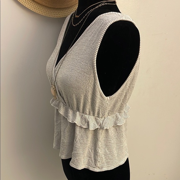 Caution to the Wind | Women’s Gray and White Wrap Ruffled Tank Top Size Medium - Picture 2 of 4